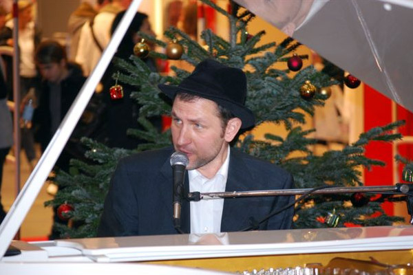 Pianist spielt Weihnachtslieder auf dem Flügel